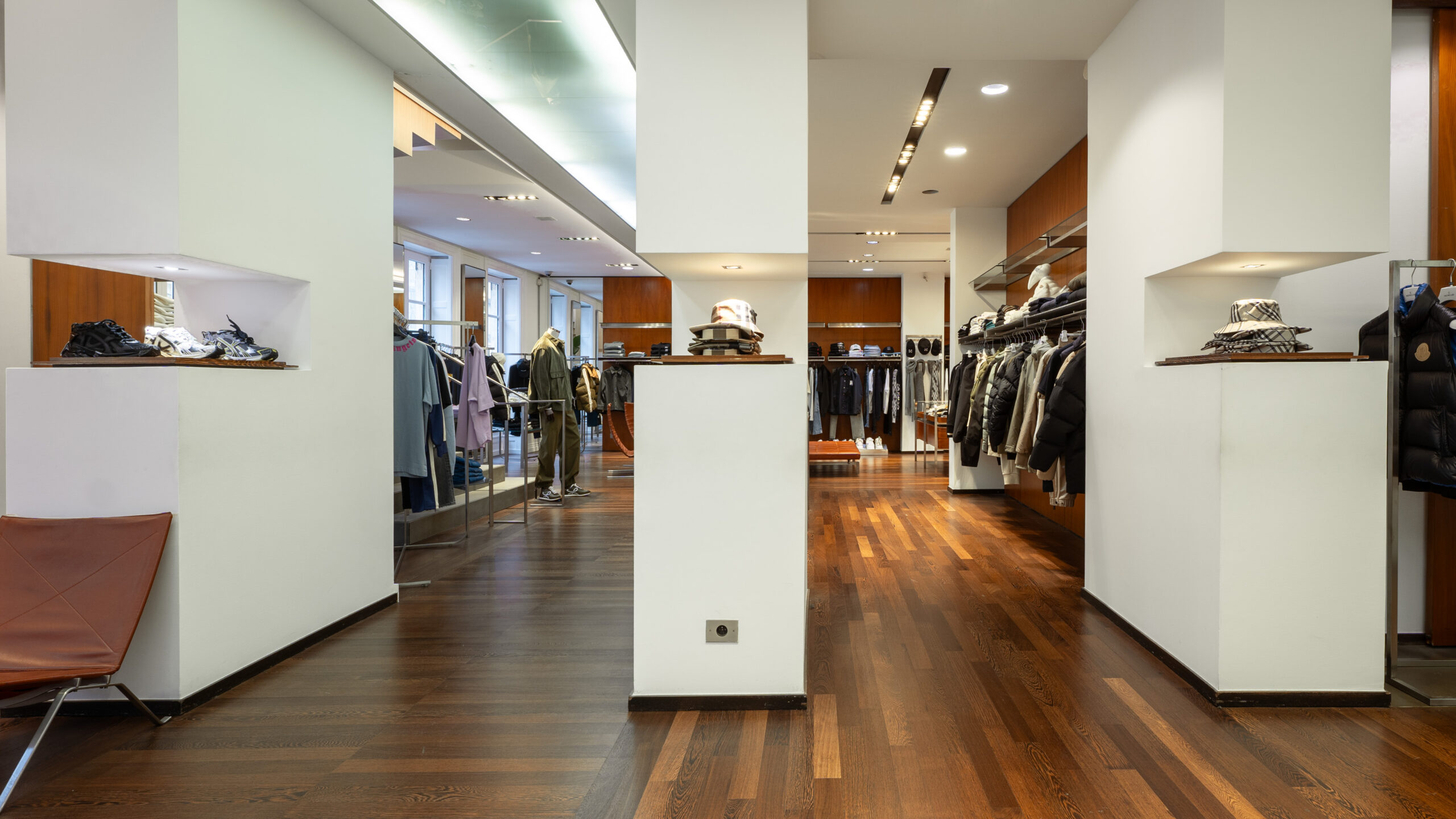 Photos parquet wengé, rénové, verni invisible, dans le magasin Graphiti (Lyon)