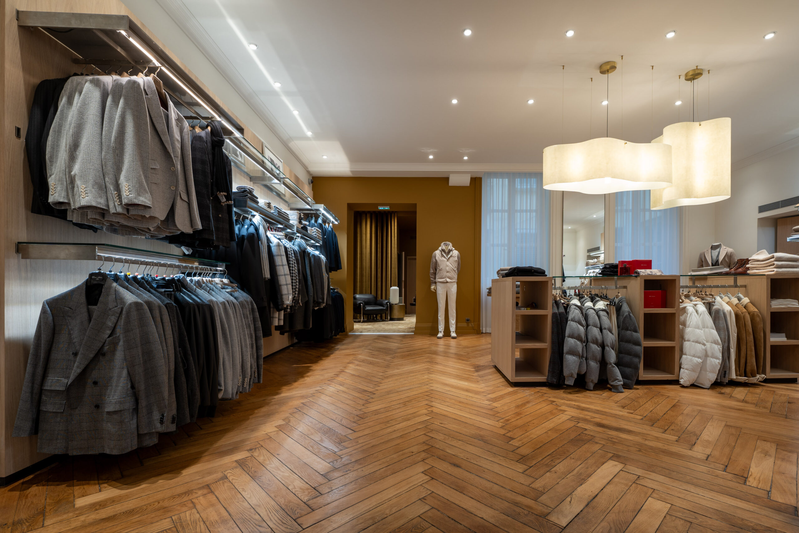 Photos parquet chêne bâton rompu ancien rénové, verni incolore, dans le magasin Graphiti (Lyon)