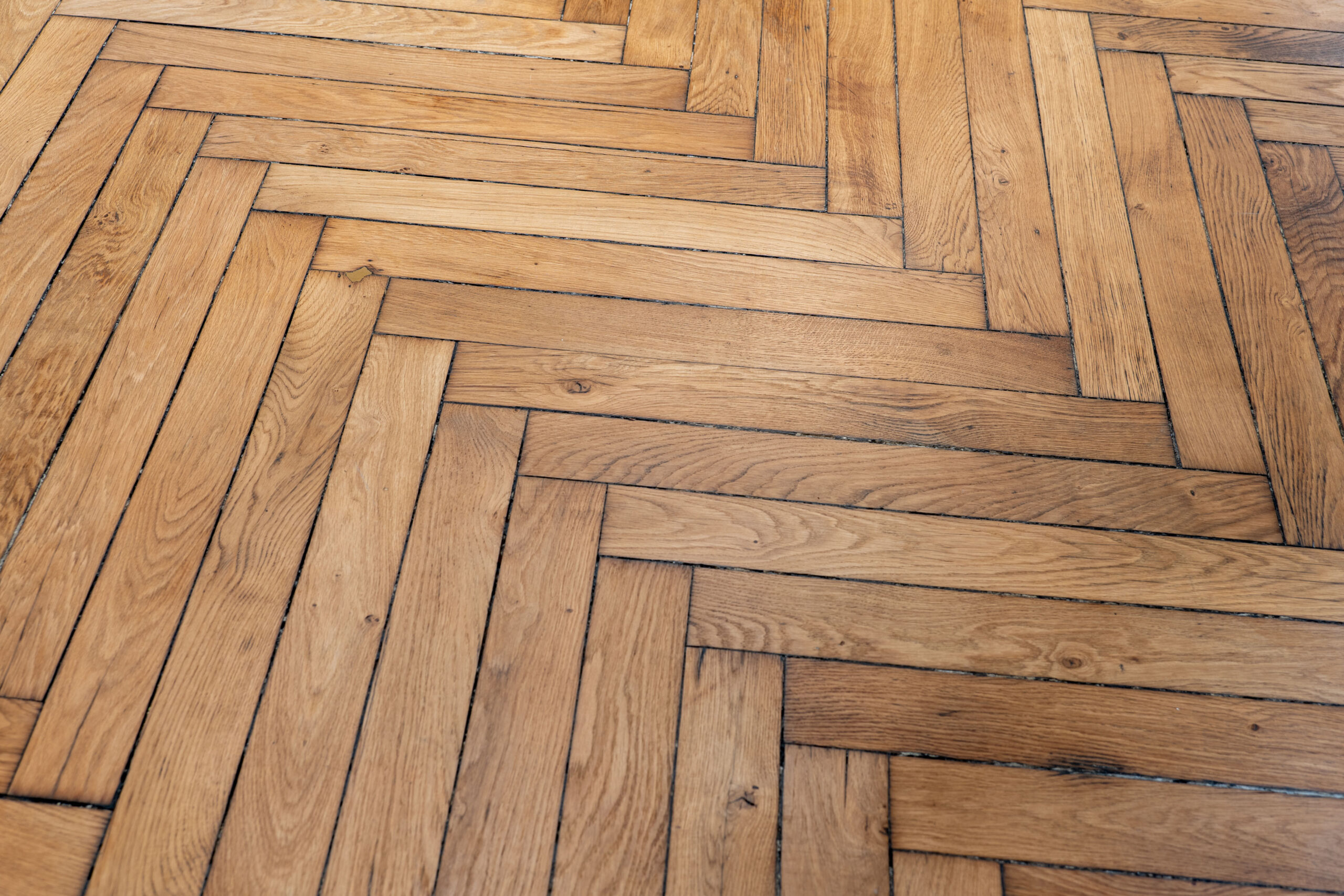 Photos parquet chêne bâton rompu ancien rénové, verni incolore, dans le magasin Graphiti (Lyon)