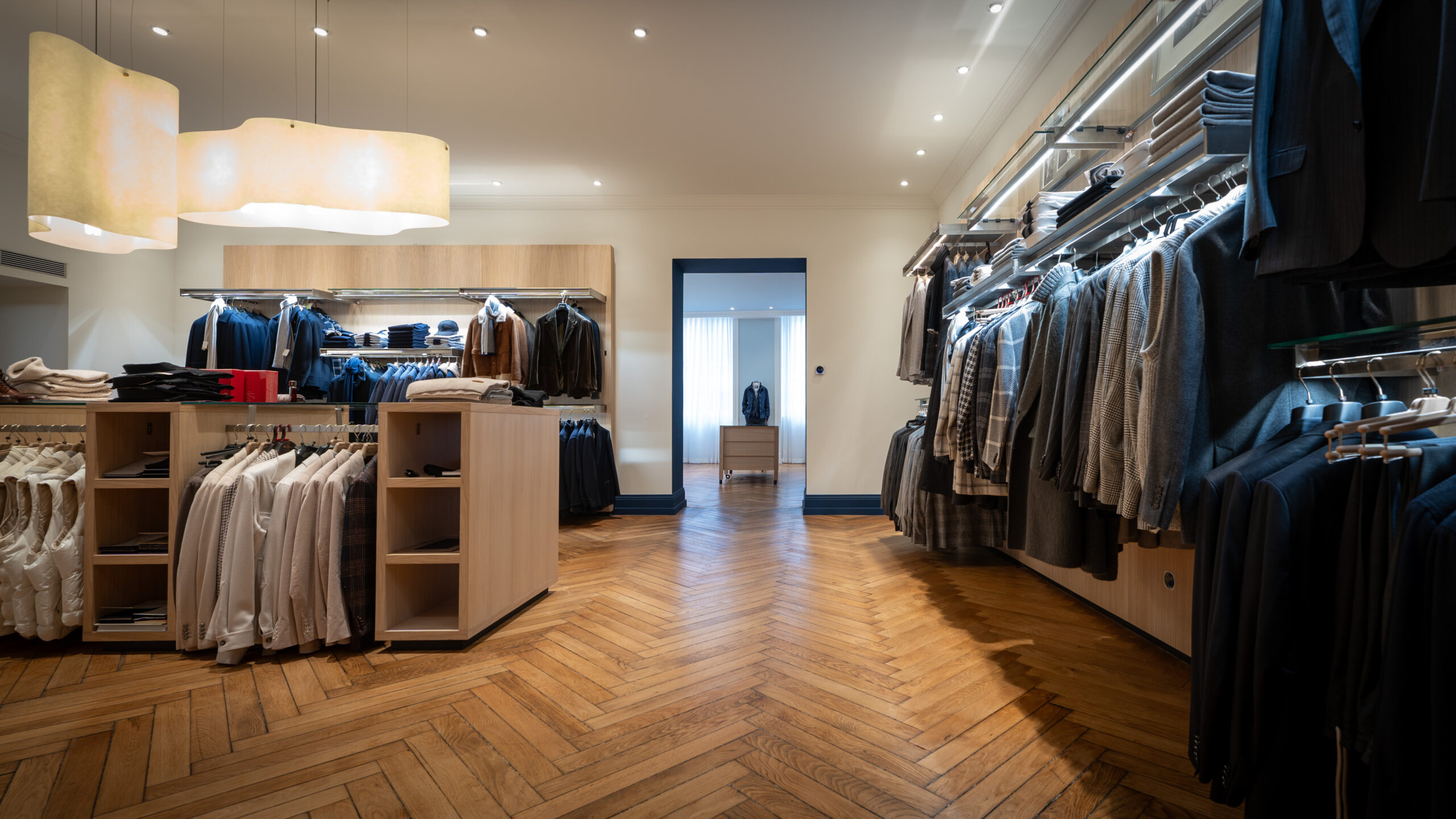 Photos parquet chêne bâton rompu ancien rénové, verni incolore, dans le magasin Graphiti (Lyon)