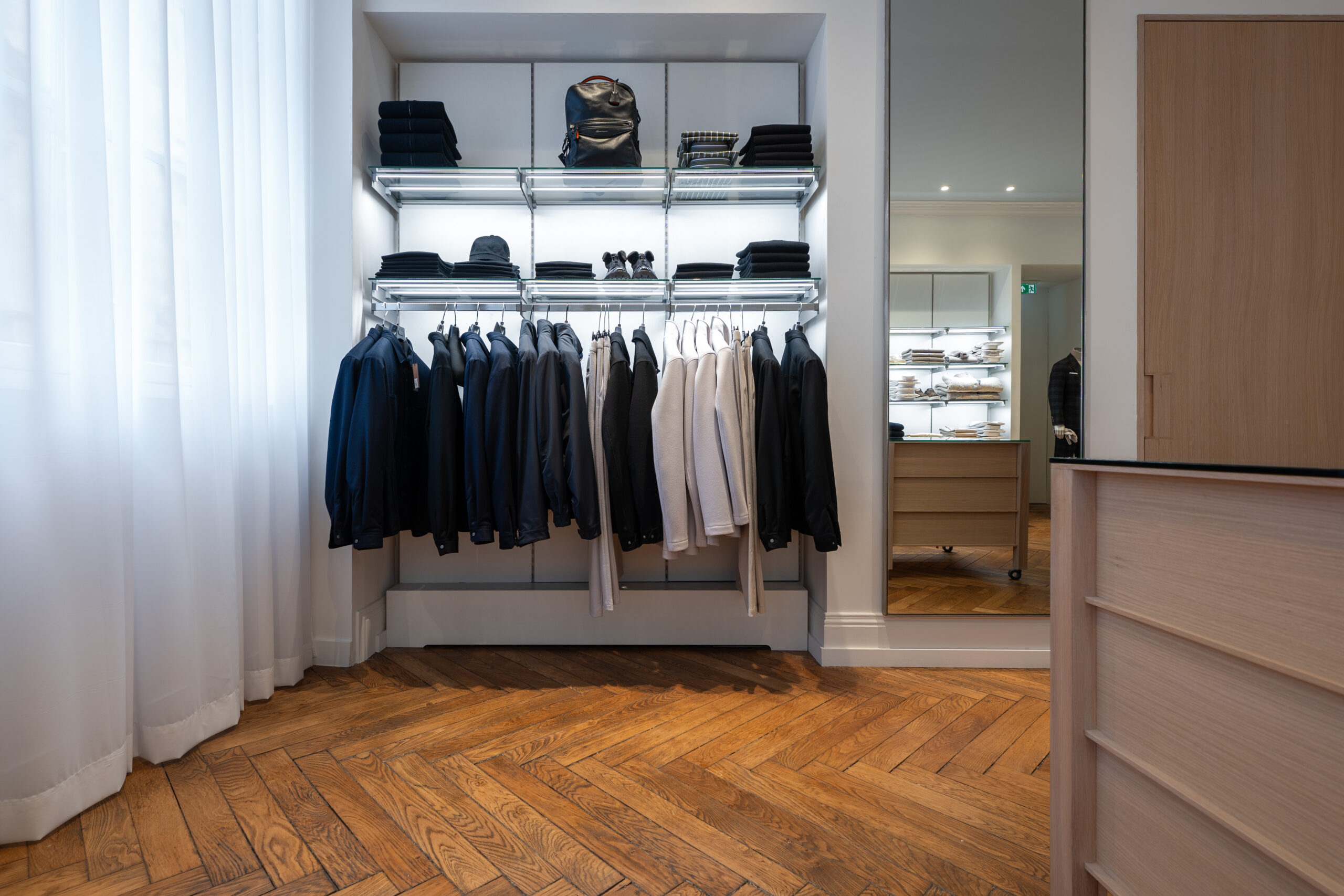 Photos parquet chêne bâton rompu ancien rénové, verni incolore, dans le magasin Graphiti (Lyon)