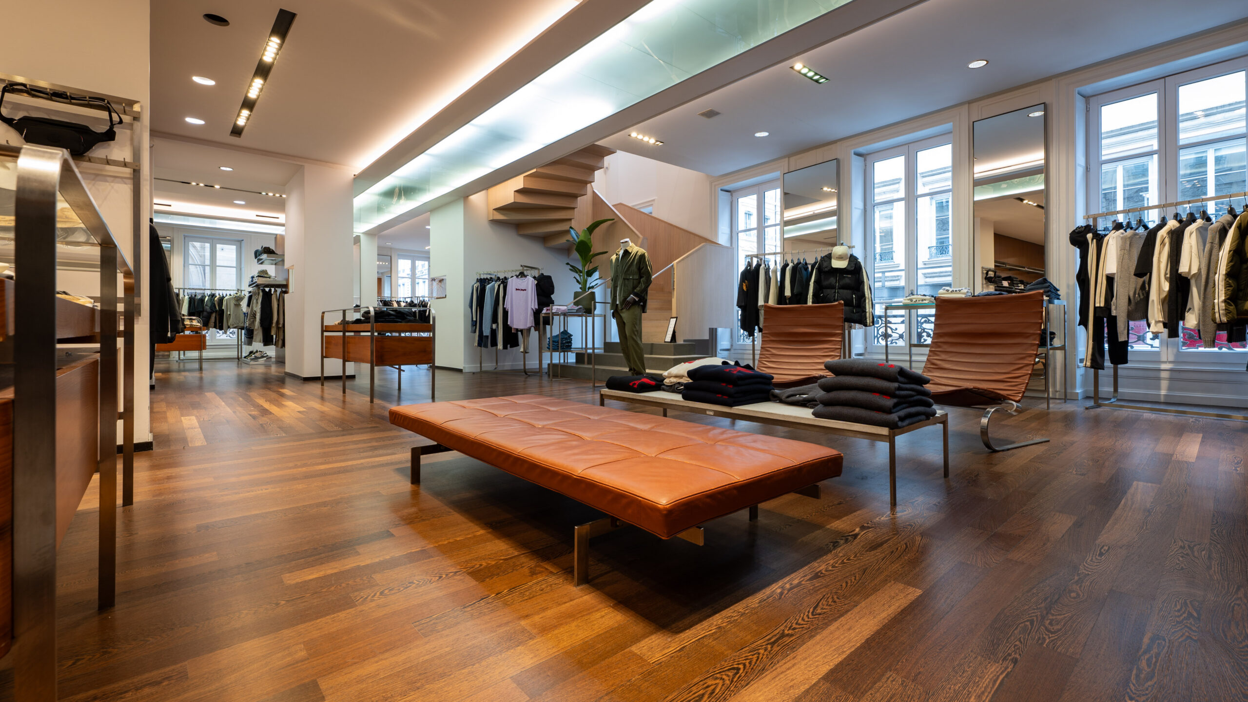 Photos parquet wengé, rénové, verni invisible, dans le magasin Graphiti (Lyon)