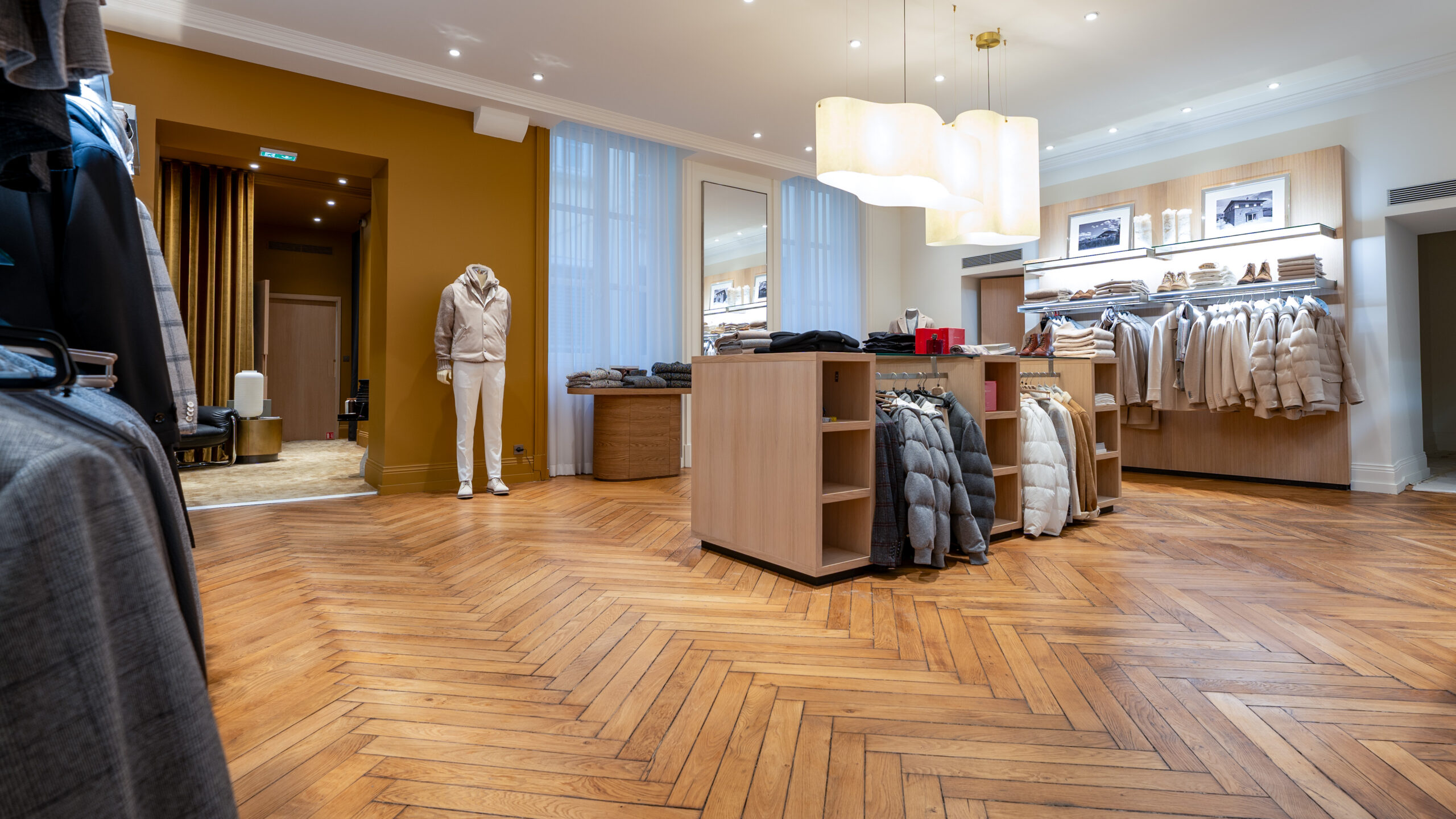 Photos parquet chêne bâton rompu ancien rénové, verni incolore, dans le magasin Graphiti (Lyon)