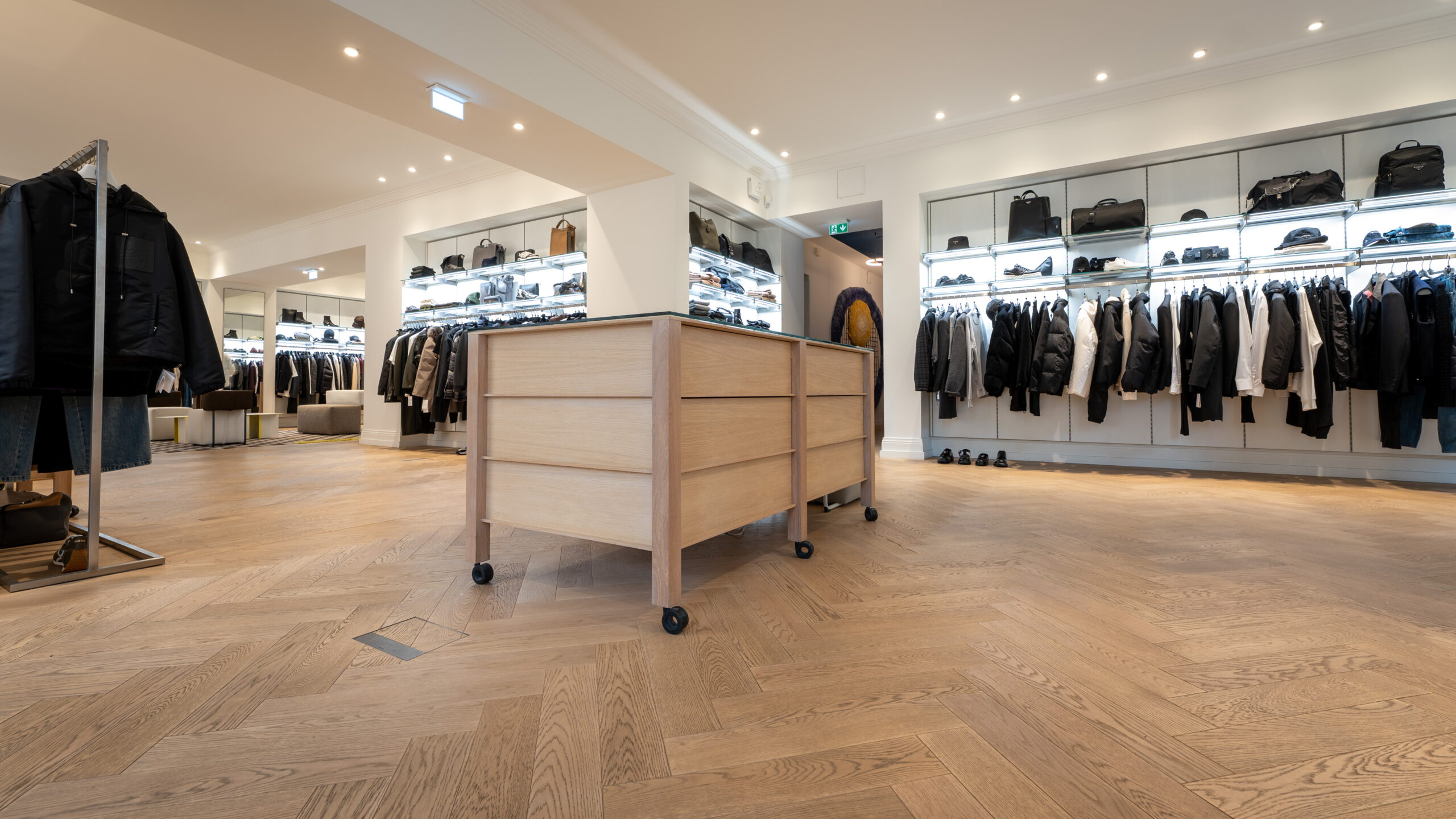 Photos parquet chêne bâton rompu, verni bois brut, dans le magasin Graphiti (Lyon)