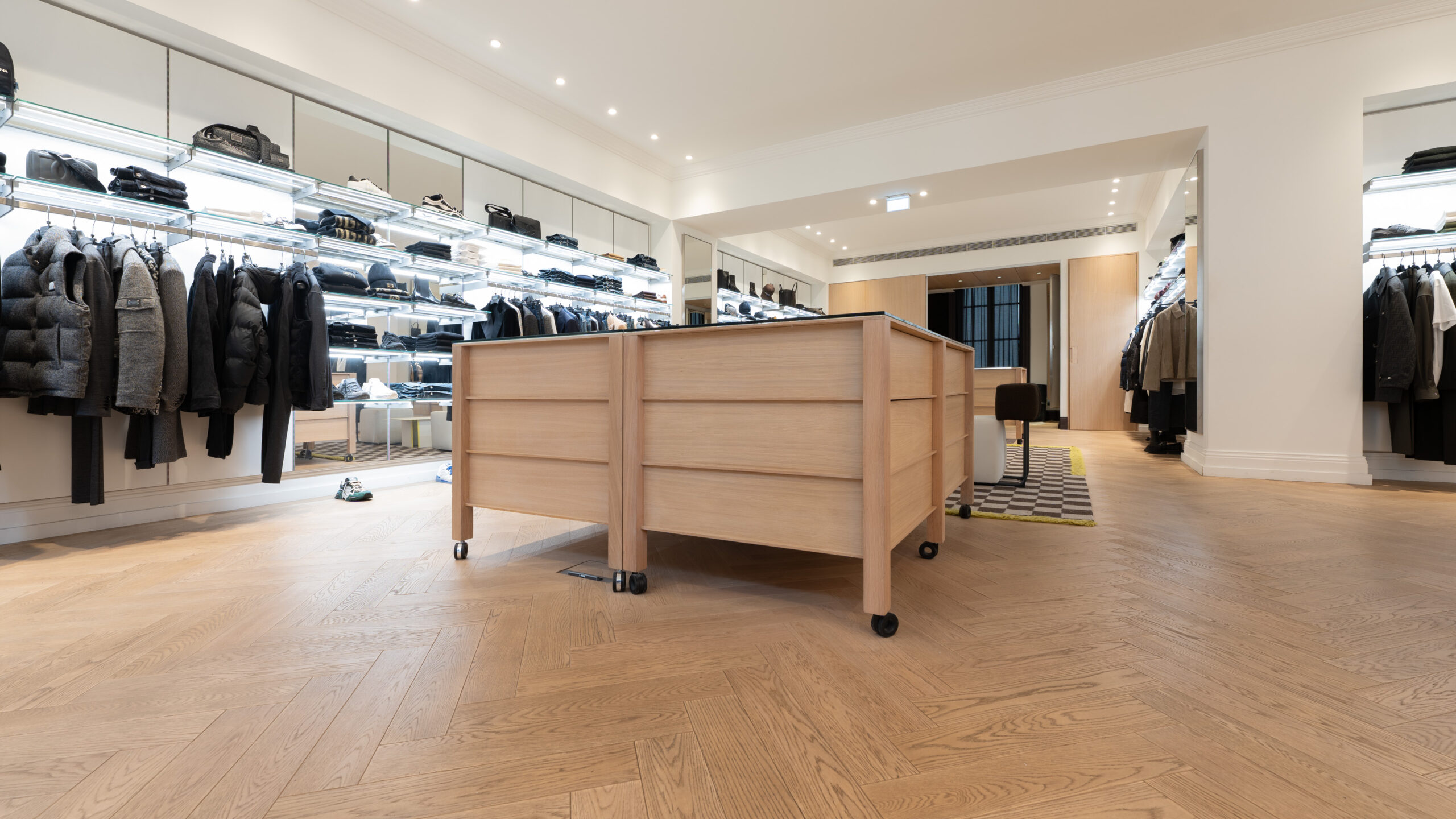 Photos parquet chêne bâton rompu, verni bois brut, dans le magasin Graphiti (Lyon)