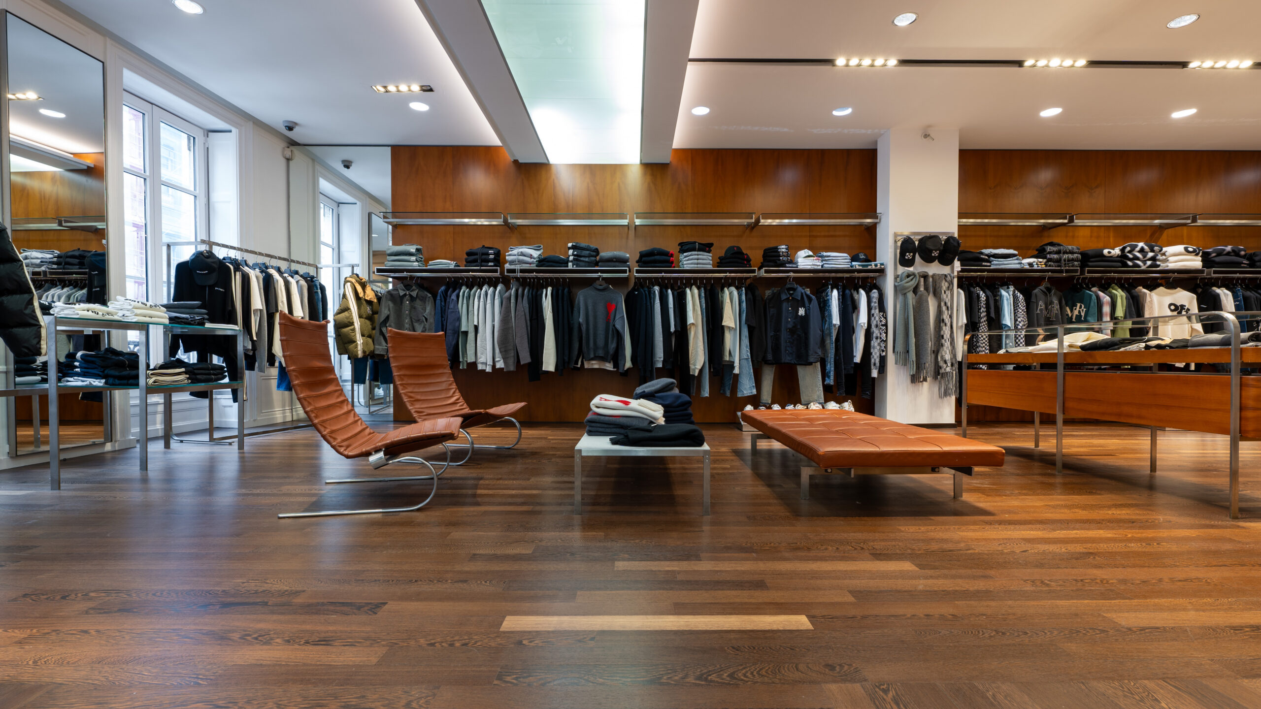 Photos parquet wengé, rénové, verni invisible, dans le magasin Graphiti (Lyon)