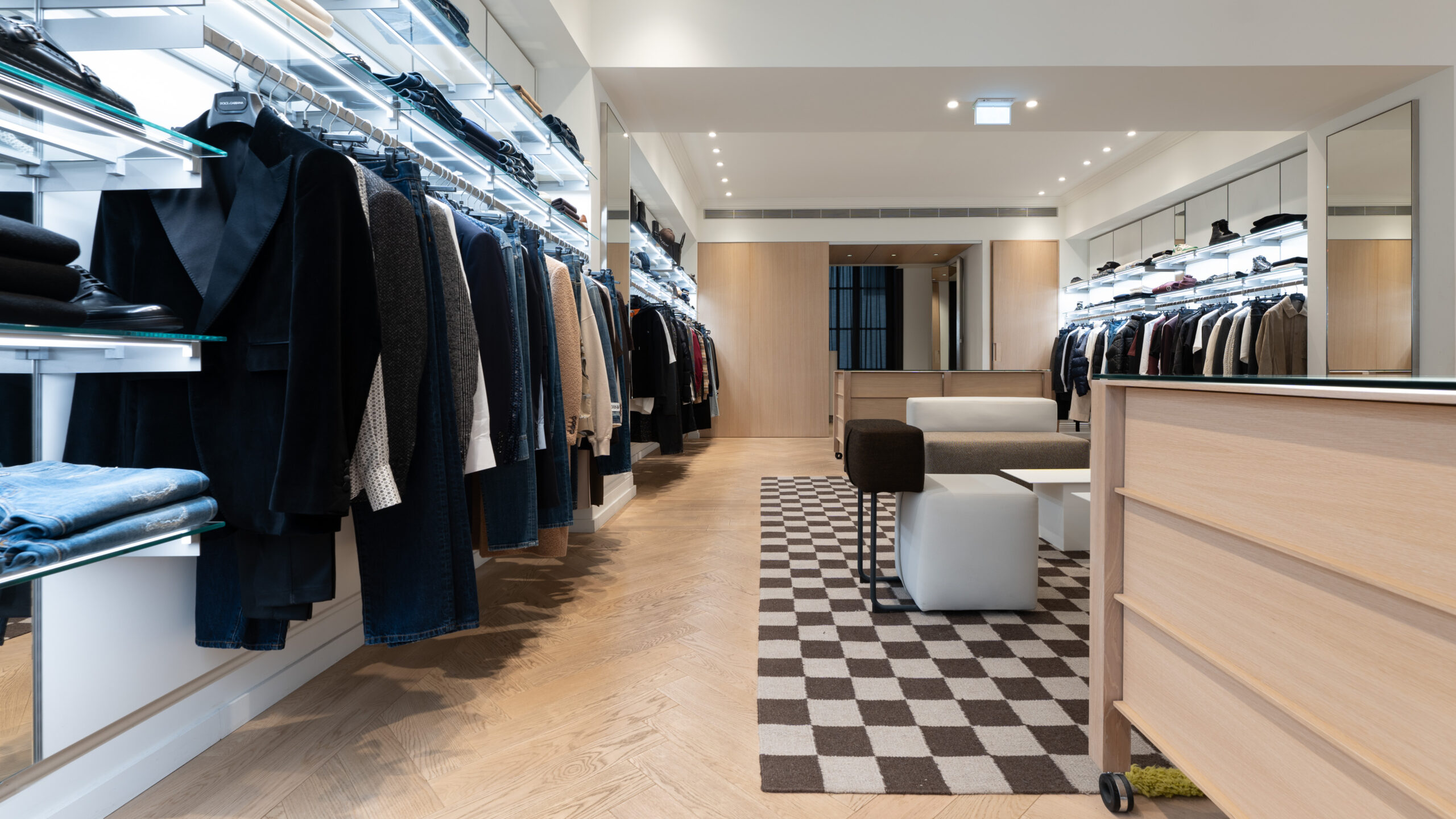 Photos parquet chêne bâton rompu, verni bois brut, dans le magasin Graphiti (Lyon)