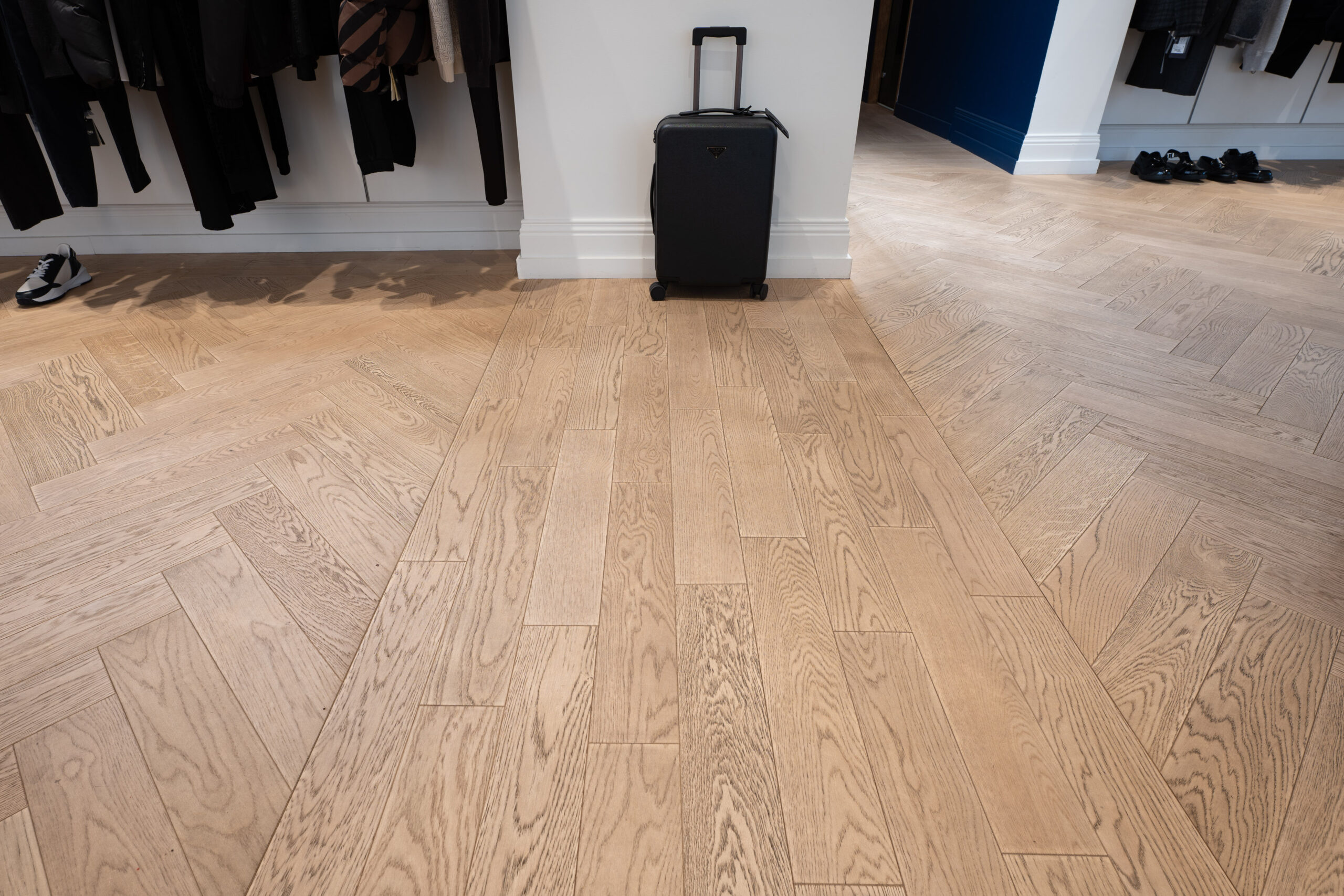 Photos parquet chêne bâton rompu, verni bois brut, dans le magasin Graphiti (Lyon)