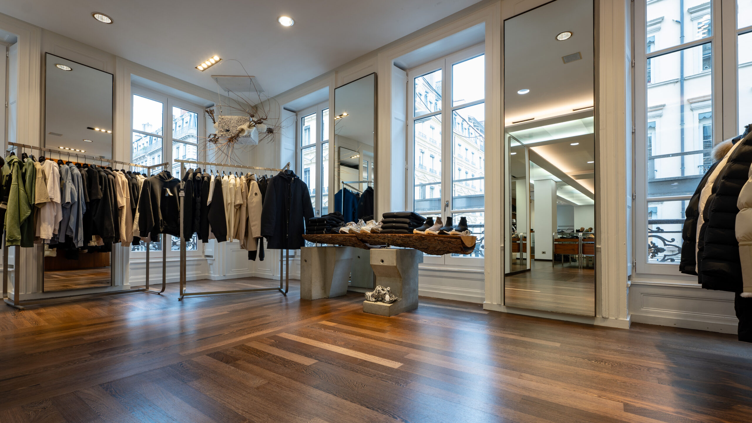 Photos parquet wengé, rénové, verni invisible, dans le magasin Graphiti (Lyon)