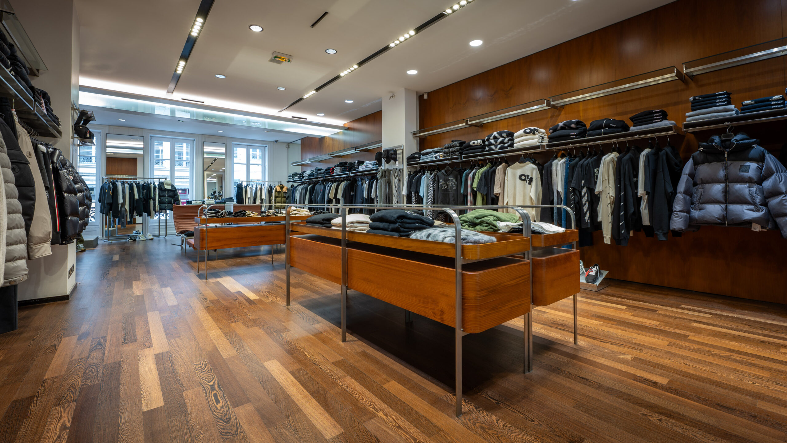 Photos parquet wengé, rénové, verni invisible, dans le magasin Graphiti (Lyon)